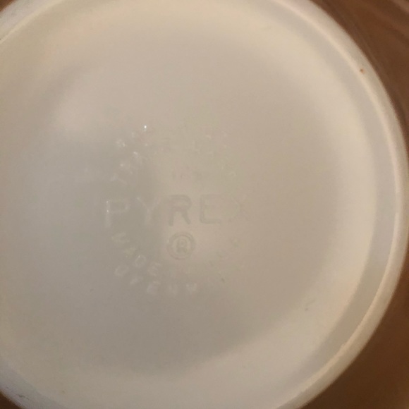 Large Pyrex bowl with gold farm accents - Picture 5 of 5